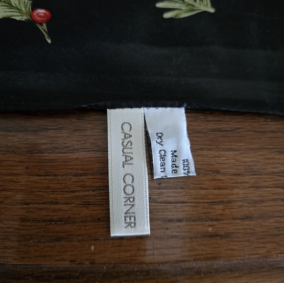 NEW without tags- Casual Corner 100% silk scarf - Picture 3 of 3